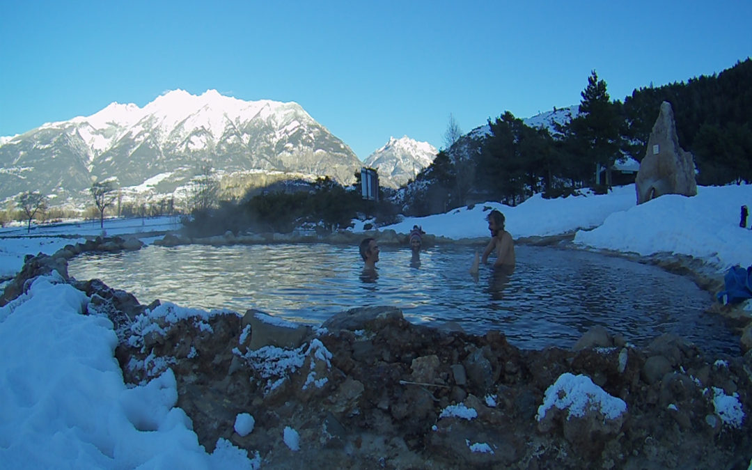 Baignade aux sources d’eau chaude après une bonne journée de poudreuse